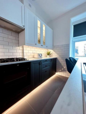 The Retreat - Luxury apartment, 2 mins from beach.